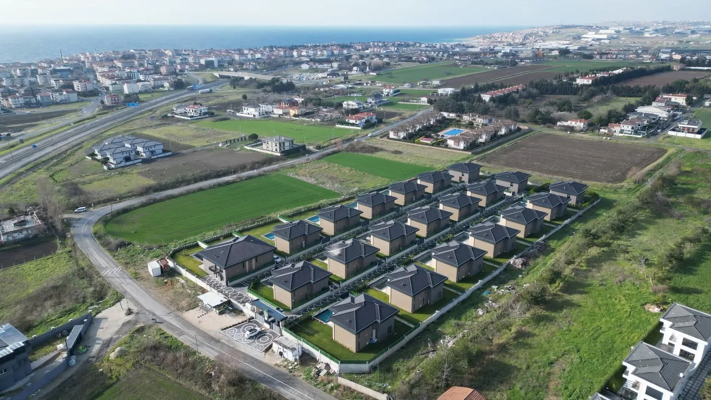 İstanbul Silivri Selimpaşa da 580 M2 Bahçe Kullanımlı , Müstakil Havuzlu 5+1 Satılık Villa